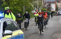 Überschaubare Critical Mass-Fahrrad-Demonstrationsfahrt durch Mössingen.  FOTO: MEYER