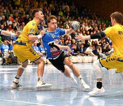 Der überragende Pfullinger Lukas Fischer (mit Ball) wird von den Konstanzern Jo Knipp (links) und Sven Iberl attackiert.