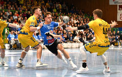 Der überragende Pfullinger Lukas Fischer (mit Ball) wird von den Konstanzern Jo Knipp (links) und Sven Iberl attackiert.