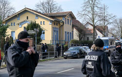 Polizisten stehen in Berlin Neukölln vor der Villa des Remmo-Clans.  FOTO: KALAENE/DPA 