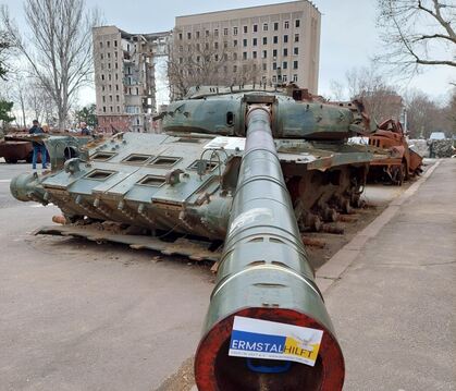 »Ermstal hilft« hat auf einem zerschossenen russischen Panzer eine Visitenkarte hinterlassen. Im Hintergrund die von einem Raket