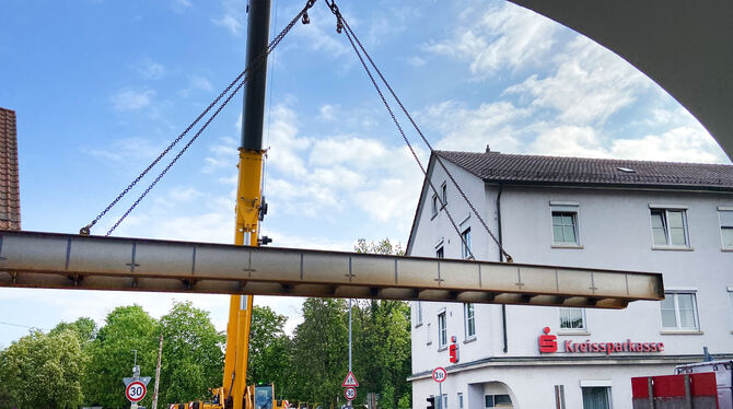 Koloss am Haken: Wegen des Transports der Stahlelemente fürs Brückenprovisorium musste die Kreuzung Hoffmann- und Steinachstraße
