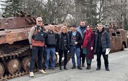 Vor zerstörten russischen Panzern in Mykolajiw: (von links) Holger Weiblen, Jochen Kleih, Beate Müller- Gemmeke, Martin Salzer, 