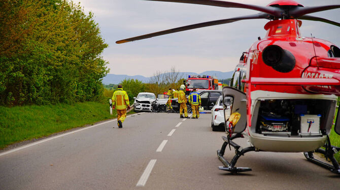 Bei diesem Autounfall auf der B 464 in der Nähe von Walddorfhäslach sind zwei Menschen verletzt worden, eine Person schwer. Der
