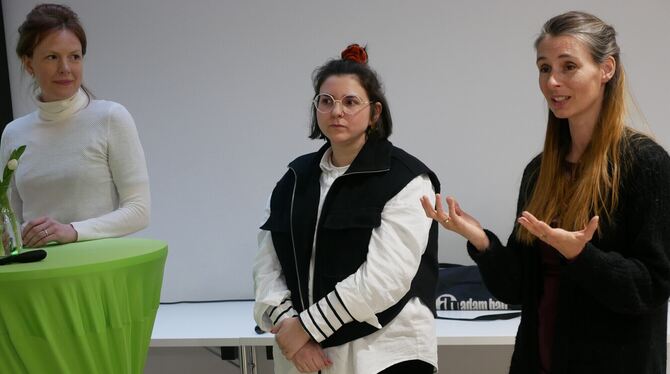 Ein neu gegründetes Elternnetzwerk will Eningen mit Simone Maiborg (von links) , Samra Kanaan und Christiane Förster Eningen noc