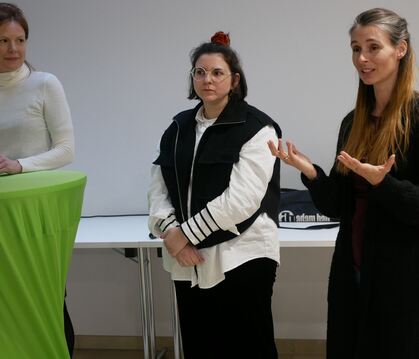 Ein neu gegründetes Elternnetzwerk will Eningen mit Simone Maiborg (von links) , Samra Kanaan und Christiane Förster Eningen noc