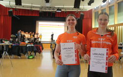 Die Leichtathletinnen Marit Höner (links) und Elisabeth Nawroth holten 2023 Landestitel nach Gomaringen.