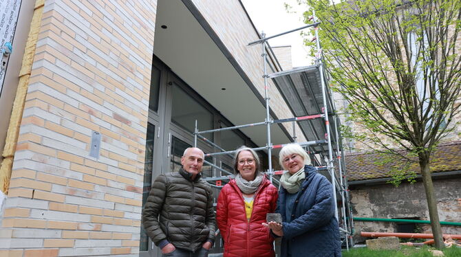 Sieger Maier (von links), Christine Stuhlinger und Felicitas Vogel von ikuh im Garten des Kulturhauses.