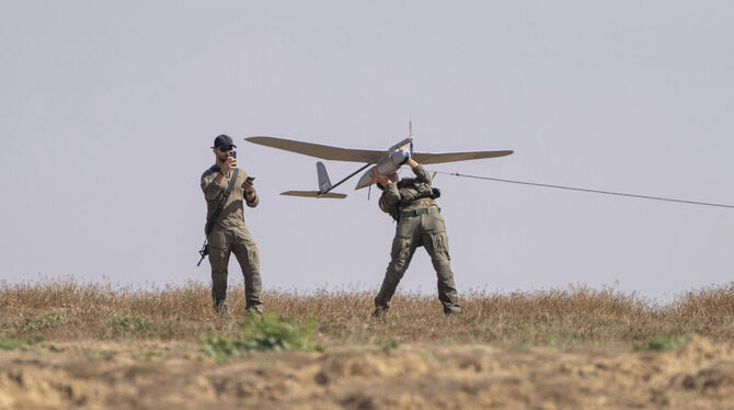 Israelische Soldaten starten eine Drohne in der Nähe der Grenze zwischen Israel und Gaza.  FOTO: ZWIGENBERG/AP