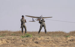 Israelische Soldaten starten eine Drohne in der Nähe der Grenze zwischen Israel und Gaza.  FOTO: ZWIGENBERG/AP 