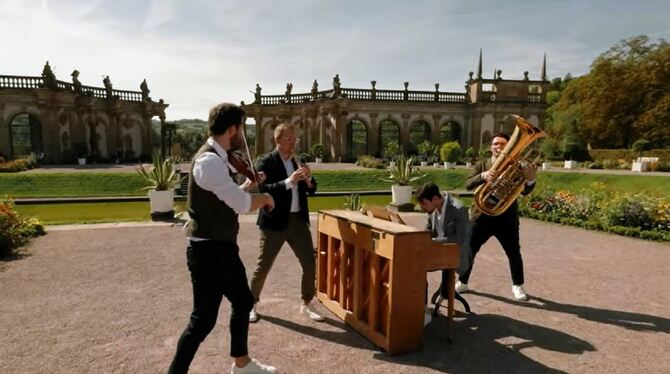 Die Hanke Brothers musizieren im Video zum neuen Stück »Caprice« in Hof und Garten von Schloss Weikersheim.