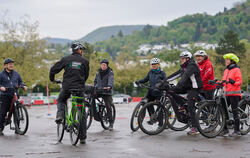 Hilfreiche Tipps und praktische Übungen: GEA-Leser beim E-Bike-Sicherheitstraining der Kreisverkehrswacht.
