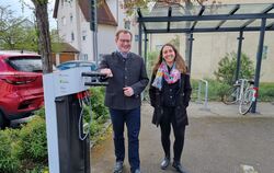 Bürgermeister Mario Storz und Jessica Baisch-Nipatsiripol, Projektleiterin beim Landratsamt Reutlingen, an der Rad-Service-Stati