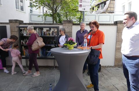 Lesen vorm Rathaus In Metzingen hat der erste Bücherschrank eröffnet