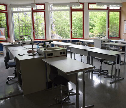 Viel zu klein ist der Chemieraum im Karl-von-Frisch-Gymnasium.