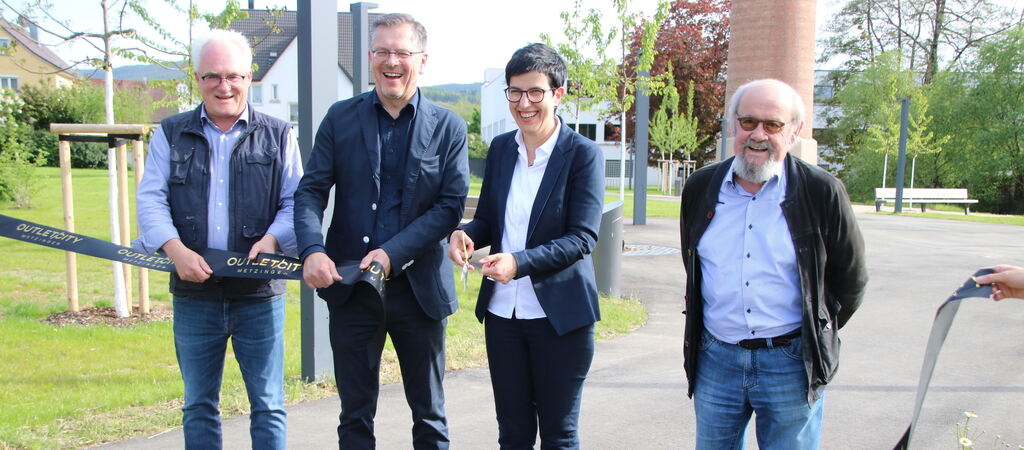 Der Bürgerpark ist offiziell eröffnet, Oberbürgermeisterin Carmebn Haberstroh hat das schwarze Band durchschnitten. Mit ihr freu