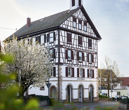 Ortsbildprägender Rommelsbacher Verwaltungssitz: das örtliche Rathaus mit seiner Fachwerlfassade.                  