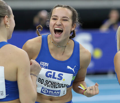 Rosina Schneider (rechts) kann kaum glauben, dass sie bei der deutschen Hallenmeisterschaft gewonnen hat. 