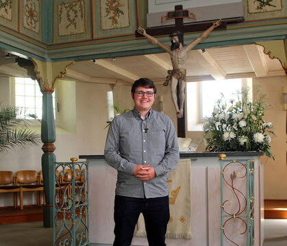 29 Jahre jung ist Philemon Greiner, der neue evangelische Pfarrer für Kleinengstingen und Kohlstetten.  FOTO: LEIPPERT