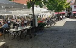 Hier lässt es sich weiterhin bis in die Abendstunden im Sommer sitzen: Außencafés und -lokale auf dem Metzinger Marktplatz. 