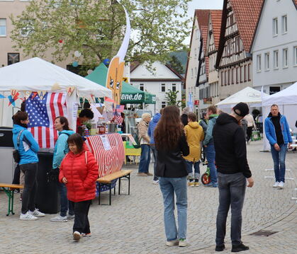"Dolce Vita" in Pfullingen: Die verschiedenen Stände locken viele Besucher in die Innenstadt.