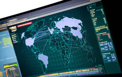 Eine Karte zur Cyber-Bedrohung wird bei einem Besuch von Außenministerin Annalena Baerbock auf einem Bildschirm im Australischen