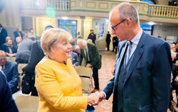 Die Alt-Kanzlerin und ihr Kritiker: Angela Merkels Flüchtlingspolitik hält Friedrich Merz für falsch.  FOTO: SOEDER/DPA