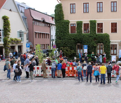 Statt Autos findet auf den drei Parkplätzen vor dem Eninger Rathaus ein buntes Kulturprogramm statt.