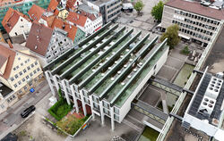 Das Rathausgebäude mit den Ratssälen von oben: Das Dach muss nun einmal jährlich überprüft werden, damit weiterhin die Sicherhei