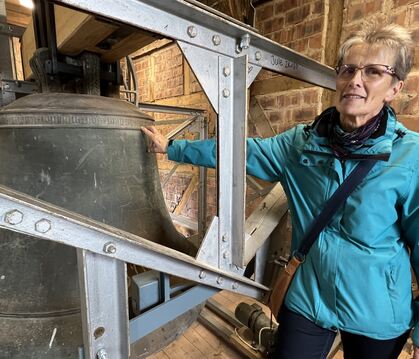 »Mich erfüllt das Alter der Glocke mit Ehrfurcht«, sagt Elfriede Hagmeyer. Sie gab Auskunft zur Renovierung und der 500 Jahre al