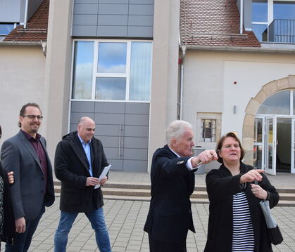 Kultusministerin Theresa Schopper beim Besuch in Ofterdingen.  Bürgermeister Joseph Reichert schildert die Pläne und weist auf d
