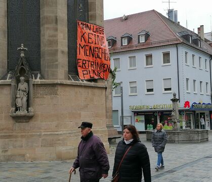 Politisches Transparent an der Citykirche in der Reutlinger Fußgängerzone. 