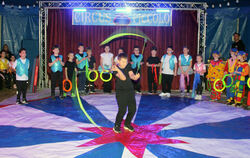 Kinder präsentieren sich im Rahmen im Kinder-Mitmach-Zirkus „Piccolo“ als kleine Artisten.