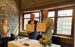 Solidaritätspartnerschaft zwischen Krementschuk und Tübingen offiziell unterschrieben: Boris Palmer und Vitallii Maletskyi halte