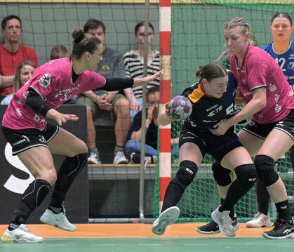 Die Metzingerinnen Naina Klein (rechts) und Julia Behnke (links) versuchen, Isabelle Hurst zu stoppen. 