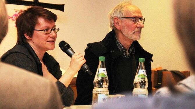 Beantworteten Publikumsfragen rund ums geplante Asyl-Café: Katrin Sältzer und Günter Jung. FOTO: LEISTER