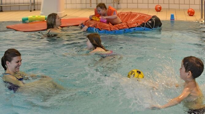 Sportliche Freizeitfreuden im wohlig-warmen Lehrschwimmbecken: Auch Behindertensportler der TSG sind auf das Hochschul-Bädle im