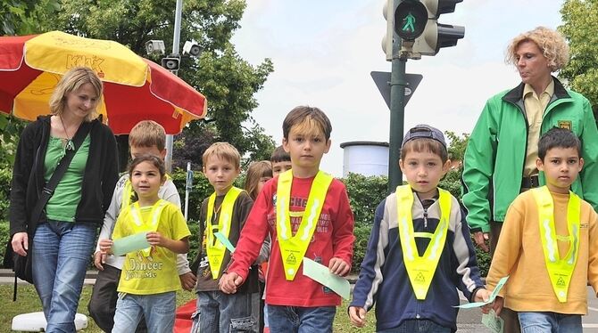 Kindergarten-Kinder aus Reutlingen, die inzwischen längst Schüler sind, bei ihren damaligen Vorbereitungen mit ihren Erzieherinn