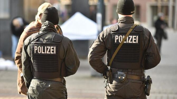 Polizisten patrouillieren in Bremen. Zu den »Schutzmaßnahmen im öffentlichen Raum« gehört auch öffentliche Präsenz. Foto: Car