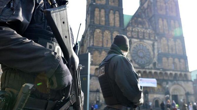 Polizisten bei einer Patrouille in der Innenstadt von Bremen. Im Hintergrund der Dom der Hansestadt. Foto: Carmen Jaspersen