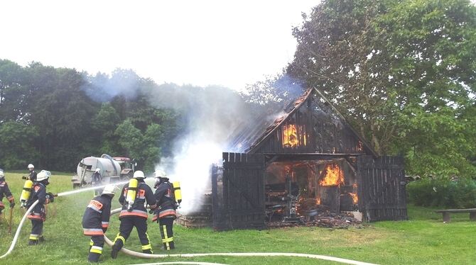 Mitte Juli 2013: Ein Schuppen zwischen Böhringen und Donnstetten brennt. Hat ihn der angeklagte Feuerwehrmann angesteckt?  ARCHI