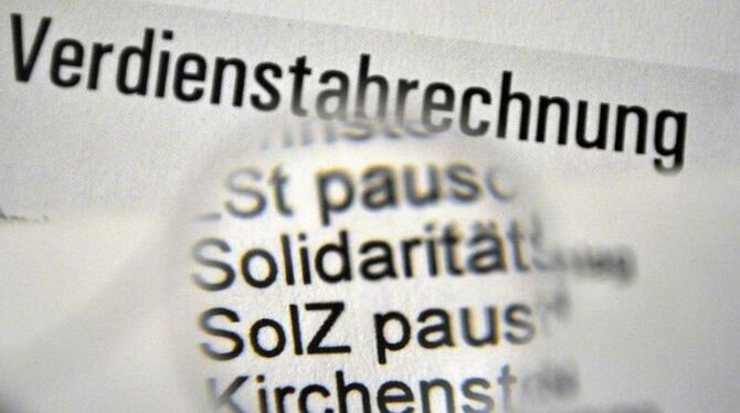 Der Solidaritätszuschlag liegt bundeseinheitlich bei 5,5 Prozent. Foto: Achim Scheidemann/Archiv
