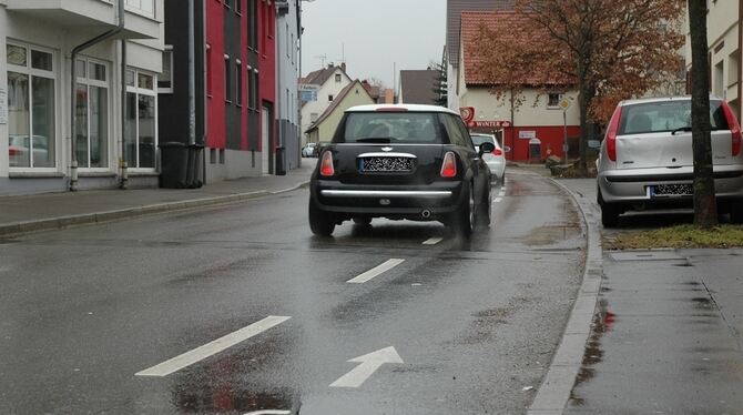 Solange keine Fahrradfahrer unterwegs sind, dürfen Autofahrer den Schutzstreifen entlang der Nürtinger Straße nutzen. GEA-FOTO: