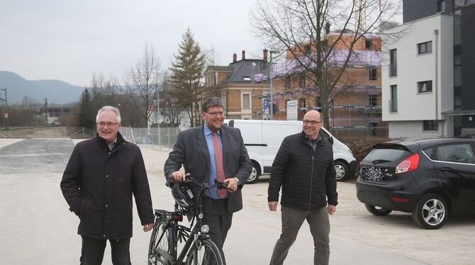 Schadstofffreie Freigabe: Flankiert von Konrad Berger (links) und Gerhard Linder vom Amt für Planen und Bauen der Stadt eröffnet