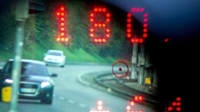 Ein Lasergerät der Polizei misst in Stuttgart die Geschwindigkeit von Verkehrsteilnehmern. Der obere Wert beschreibt den Abst