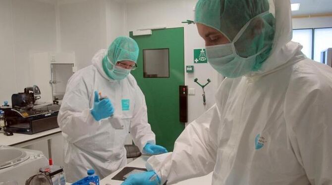 Techniker der Gendarmerie untersuchen in einem Kriminalinstitut bei Paris die DNA der am Ort des Germanwings-Absturzes gefund