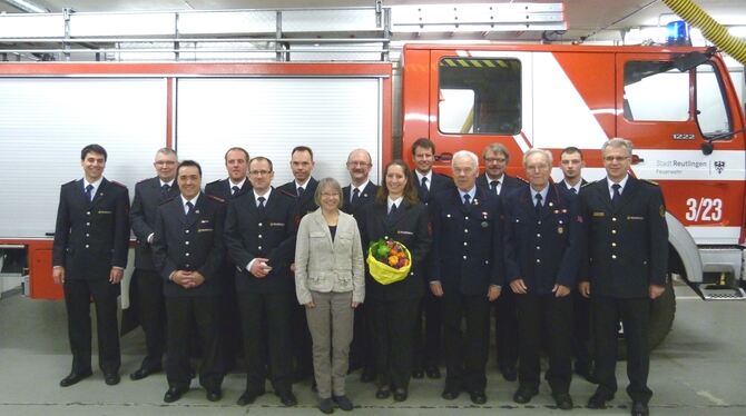 Die geehrten und ausgezeichneten Mitglieder der Freiwilligen Feuerwehr Ohmenhausen mit Bezirksbürgermeisterin Heide Schnitzer (M