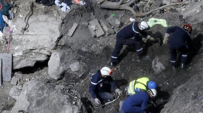 Rettungskräfte durchsuchen Trümmerteile an der Unglücksstelle des Flugs 4U 9525 in den französischen Alpen. Foto: Yoan Valat