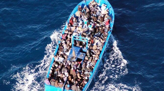 Flüchtlingsboot vor Lampedusa: Die Flucht übers Mittelmeer ist für Migranten eine Todesfalle. Foto: Italienische Marine/Archi