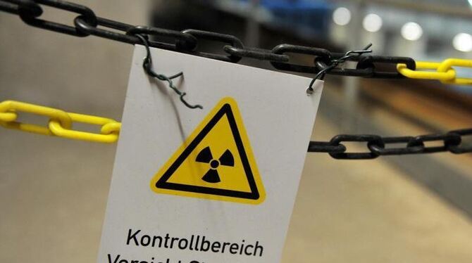 Ein an einer Kette befestigtes Schild im atomaren Zwischenlager in Gorleben warnt vor Strahlung. Foto: Jochen Lübke/Archiv